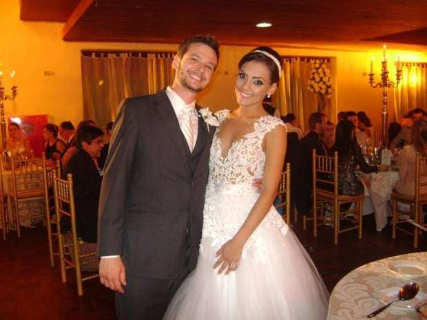 Marco Eugênio Biz, de Araranguá,  e Geriana Lopes casaram sábado no Yate Clube Morro dos Conventos. Marco é filho de Eugênio Biz e Maria Isabel Lodetti Biz, proprietários da Loja Noivas & Casais,  Geriana é filha de Jorge Eriberto Lopes e Ieda Lopes de Florianópolis. Foi a festa do ano na cidade das avenidas.