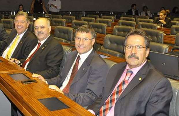 Lojistas mobilizam-se pela aprovação de mudanças na Lei da Microempresa 1 Foto: do vice-presidente de serviços da FCDL/SC, Ivan Roberto Tauffer, do vice-presidente administrativo-financeiro, José Raulino Esbiteskoski, do vice-presidente de assuntos públicos e políticos, Osmar Silveira, e do vice-presidente de coordenação distrital, Olair Klemtz.