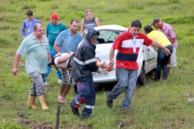 Motorista bate em barranco e capota várias vezes na NV-150