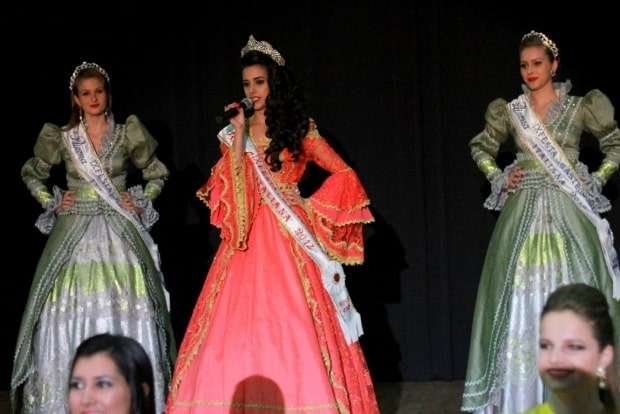 Confira mais fotos da etapa de apresentação das candidatas a corte da Festa da Gastronomia 1 Confira mais fotos da etapa de apresentação das candidatas a corte da Festa da Gastronomia