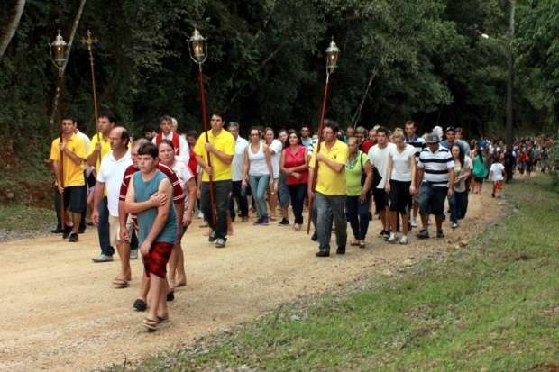 Milhares de fiéis caminham pela via-sacra em Nova Veneza 1 Milhares de fiéis caminham pela via-sacra em Nova Veneza