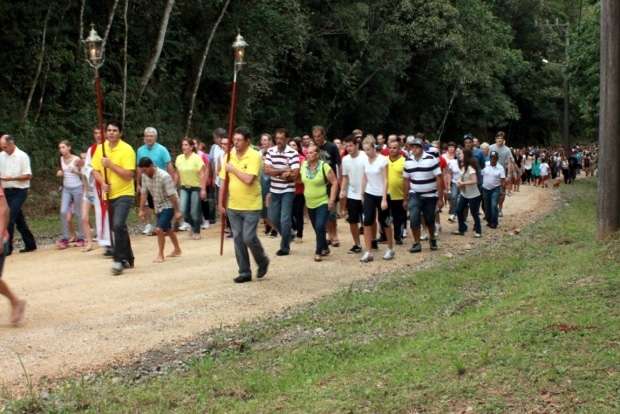 Milhares de fiéis caminham pela via-sacra em Nova Veneza 2 Milhares de fiéis caminham pela via-sacra em Nova Veneza