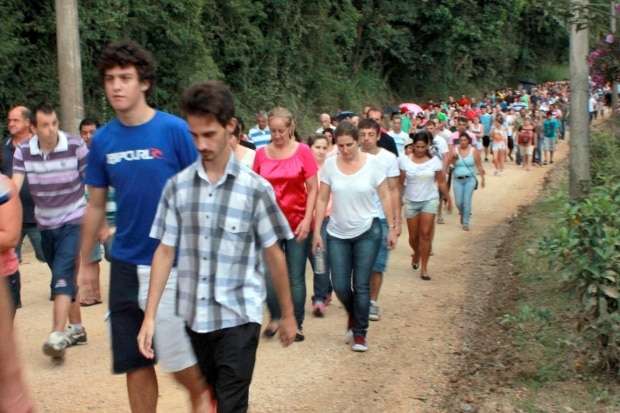 Milhares de fiéis caminham pela via-sacra em Nova Veneza 7 Milhares de fiéis caminham pela via-sacra em Nova Veneza