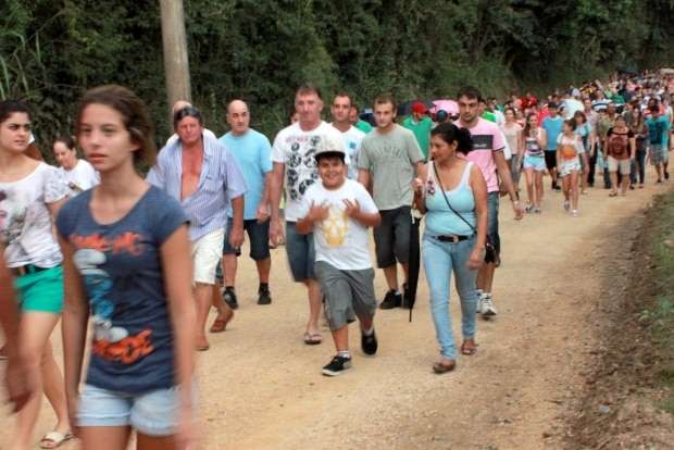 Milhares de fiéis caminham pela via-sacra em Nova Veneza 8 Milhares de fiéis caminham pela via-sacra em Nova Veneza