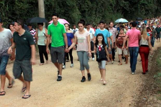 Milhares de fiéis caminham pela via-sacra em Nova Veneza 9 Milhares de fiéis caminham pela via-sacra em Nova Veneza