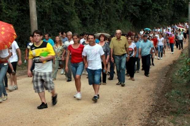 Milhares de fiéis caminham pela via-sacra em Nova Veneza 13 Milhares de fiéis caminham pela via-sacra em Nova Veneza