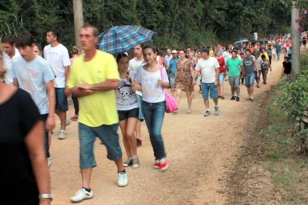 Milhares de fiéis caminham pela via-sacra em Nova Veneza 18 Milhares de fiéis caminham pela via-sacra em Nova Veneza