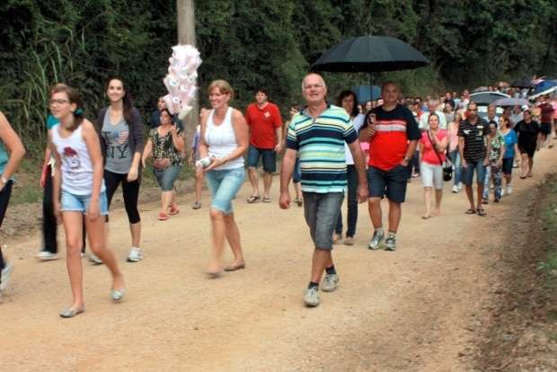 Milhares de fiéis caminham pela via-sacra em Nova Veneza 22 Milhares de fiéis caminham pela via-sacra em Nova Veneza