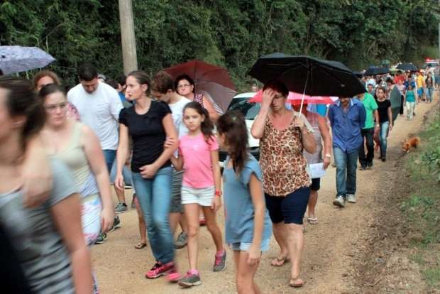 Milhares de fiéis caminham pela via-sacra em Nova Veneza 26 Milhares de fiéis caminham pela via-sacra em Nova Veneza