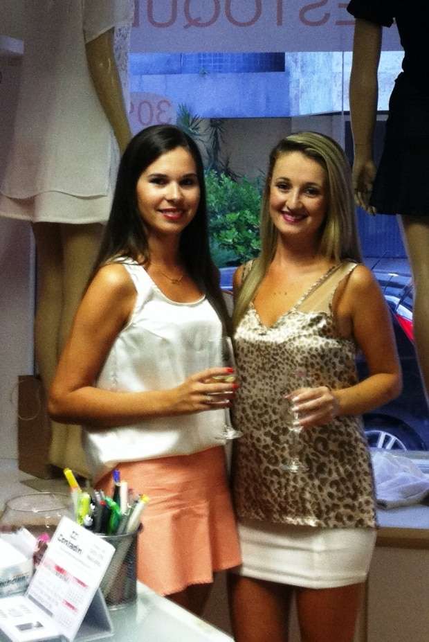 As jovens empresárias Cristiane Ghisleri e Camila Coral Ghislandi em sua loja “Estação da Moda” em Criciúma.