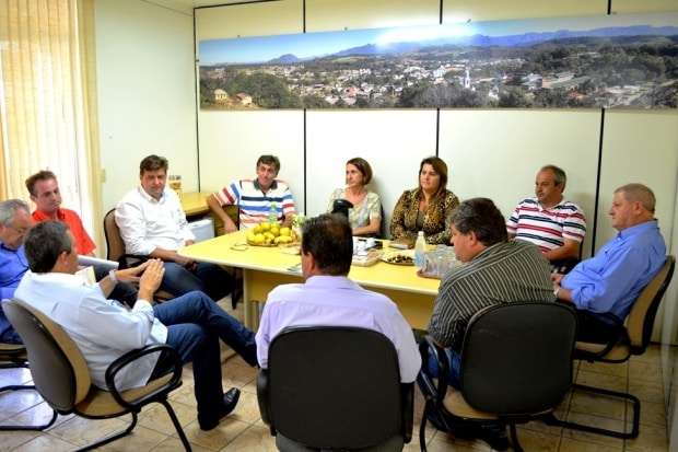 Evandro Gava realiza café com vereadores de oposição