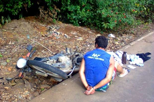 Motociclista ignora sinal de parada da Polícia Militar e tenta fugir