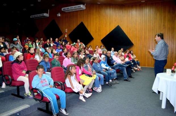 Alunos do Cras de Nova Veneza recebem ovos de Páscoa