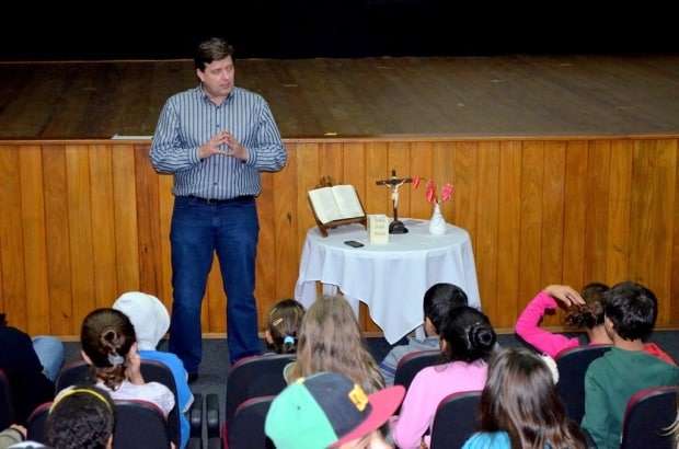 Alunos do Cras de Nova Veneza recebem ovos de Páscoa