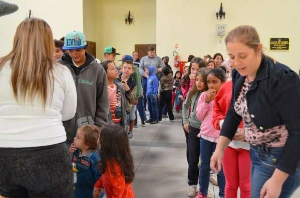 Alunos do Cras de Nova Veneza recebem ovos de Páscoa