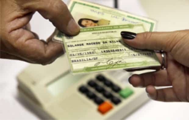 Eleitor tem menos de um mês para fazer ou transferir título 1 Eleitor tem menos de um mês para fazer ou transferir título