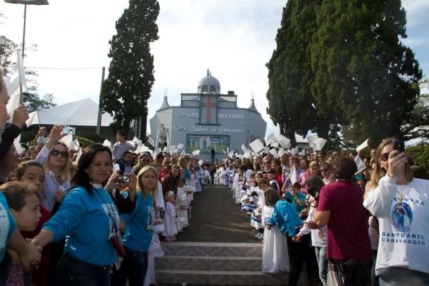Romaria atrai milhares de devotos a Caravaggio neste domingo 21 Romaria atrai milhares de devotos a Caravaggio neste domingo