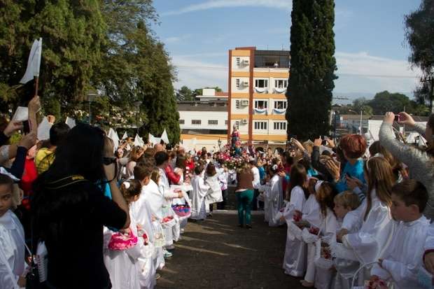 Romaria atrai milhares de devotos a Caravaggio neste domingo 12 Romaria atrai milhares de devotos a Caravaggio neste domingo