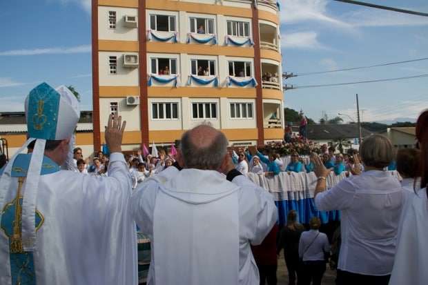 Romaria atrai milhares de devotos a Caravaggio neste domingo 13 Romaria atrai milhares de devotos a Caravaggio neste domingo