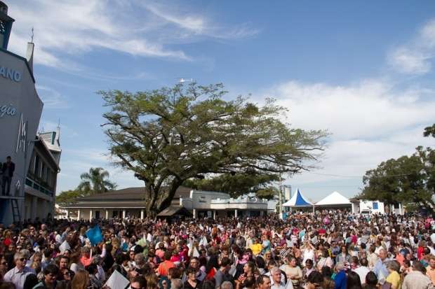 Romaria atrai milhares de devotos a Caravaggio neste domingo 14 Romaria atrai milhares de devotos a Caravaggio neste domingo