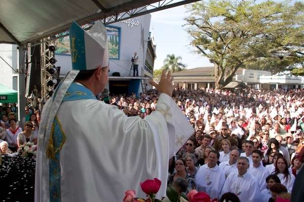 Romaria atrai milhares de devotos a Caravaggio neste domingo 15 Romaria atrai milhares de devotos a Caravaggio neste domingo