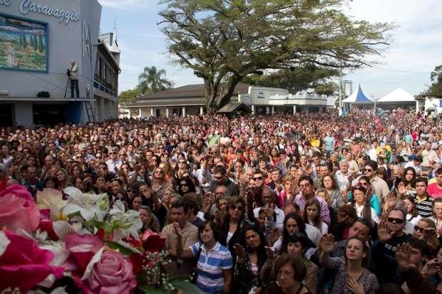 Romaria atrai milhares de devotos a Caravaggio neste domingo 19 Romaria atrai milhares de devotos a Caravaggio neste domingo