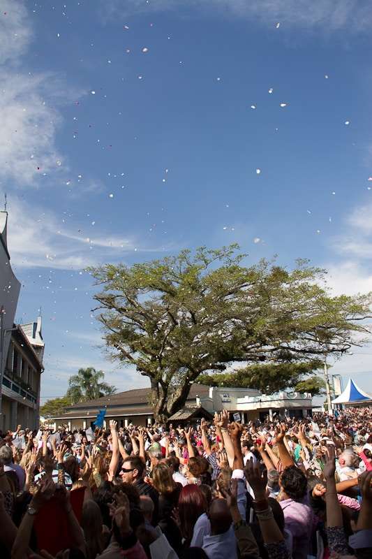 Romaria atrai milhares de devotos a Caravaggio neste domingo 20 Romaria atrai milhares de devotos a Caravaggio neste domingo