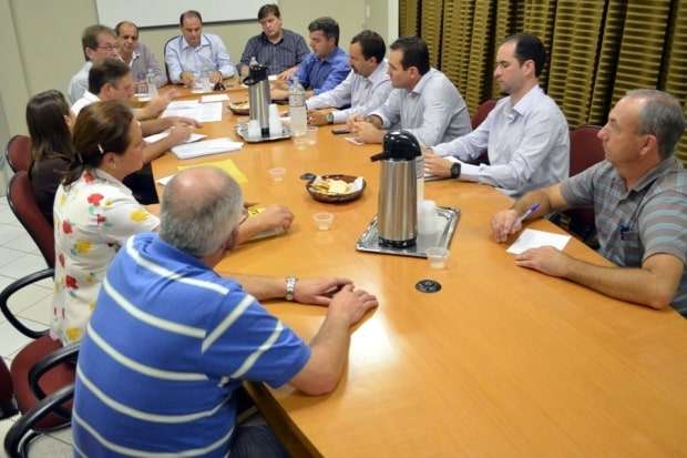 Prefeitos da AMREC e da Amesc intermediam negociação entre JBS e Avicultores