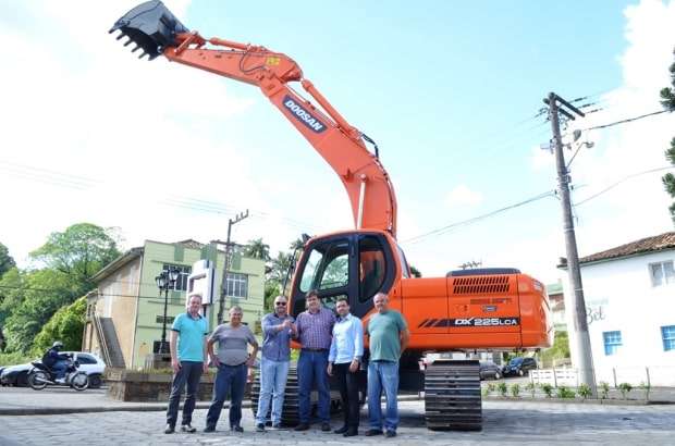 Nova Veneza recebe escavadeira hidráulica do Governo Federal