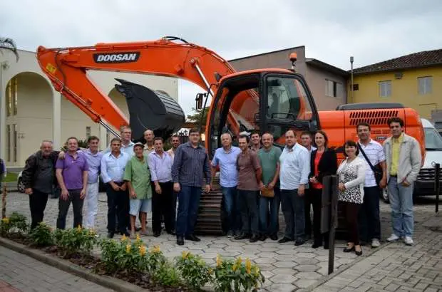 Agricultores recebem nova máquina para rizipiscicultura