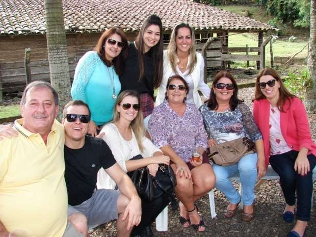 O aniversário de Renato Rampinelli, da IPC Pesquisas, no sábado em São Bonifácio, reuniu lideranças políticas de vários partidos, familiares e amigos.