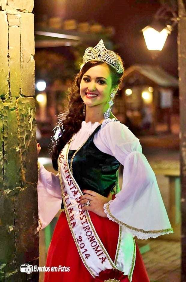 Ricardo Mazzorana: E o ladrãozinho de flores da ponte? Alguém já sabe quem é? 4 A rainha de Nova Veneza, Cíntia Mendes. Foto: Carlos Alves