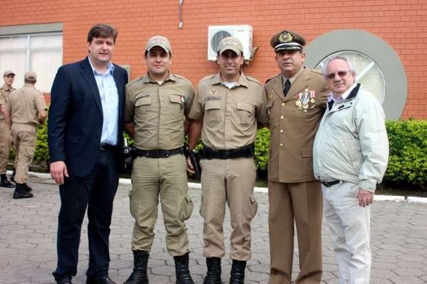 Policiais militares de Nova Veneza são homenageados por ato de bravura 1 Policiais militares de Nova Veneza são homenageados por ato de bravura