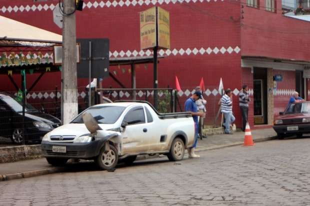 Caminhão bate em pick-up Montana estacionada na Rua dos Imigrantes 2 Caminhão bate em pick-up Montana estacionada na Rua dos Imigrantes