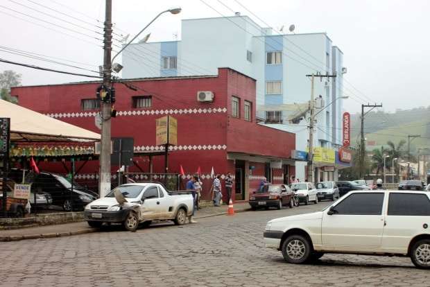 Caminhão bate em pick-up Montana estacionada na Rua dos Imigrantes 1 Caminhão bate em pick-up Montana estacionada na Rua dos Imigrantes