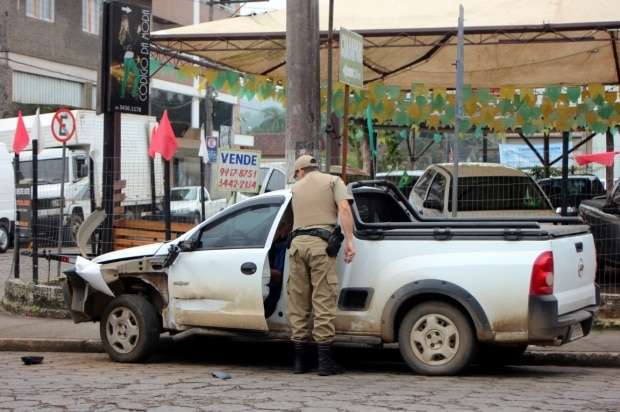 Caminhão bate em pick-up Montana estacionada na Rua dos Imigrantes 3 Caminhão bate em pick-up Montana estacionada na Rua dos Imigrantes