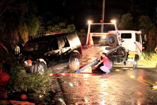 Land Rover bate em árvore e bloqueia trânsito na SC-446