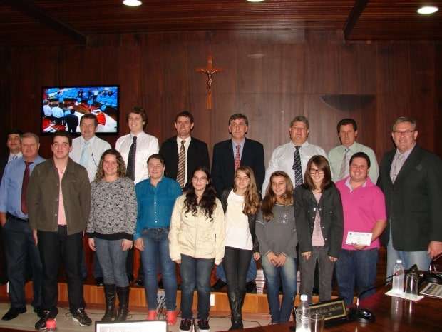 Por iniciativa do presidente da Câmara de vereadores, Betão, foi enviada moção de aplauso ao clube de jovens do Distrito de São Bento Baixo, em nome do casal coordenador Kátia e Juliano Vitalli. Eles desenvolvem belo trabalho na comunidade e também pela participação nos eventos durante a semana santa. Além disso zelam pela limpeza e embelezamento da praça que fica ao lado da igreja Matriz de São Bento Baixo