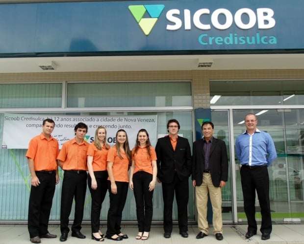 O Sicoob Credisulca completou 12 anos em Nova Veneza no sábado, 03. O aniversário da agência foi festejado na segunda-feira, 05. A agência foi decorada com balões e faixa e um coquetel foi servido no começo da manhã para os colaboradores. Também participaram do coquetel, o presidente do Sicoob Credisulca, Romanim Dagostin, e o diretor executivo de negócios, Antonio Arcaro. Dagostin fez um pequeno discurso para os colaboradores, parabenizando-os pelo aniversário da agência e agradecendo pelo tempo que cada um dedica ao Sicoob Credisulca. Arcaro também discursou e falou sobre a relação dos colaboradores com a empresa. O gerente da agência aniversariante, André Neis Toretti, serviu o primeiro pedaço do bolo para o presidente e todos os colaboradores puderam saborear o coquetel preparado por Toretti.