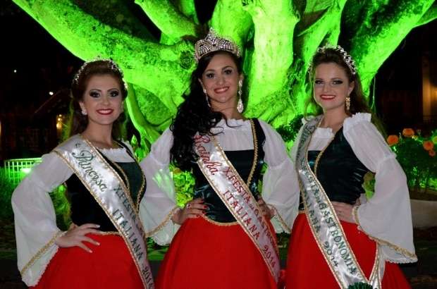 A noite do dia 3 quarta-feira, foi de muita emoção e alegria em Nova Veneza. Entre as 13 concorrentes, Cíntia Mendes foi eleita rainha e irá divulgar o município ao lado da primeira princesa, Cláudia Milanez, e da segunda princesa, Maria Amélia Ghisleri. A escolha ocorreu no Palazzo delle Acque e reuniu mais de 400 pessoas.