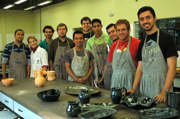 Seminaristas do Caravaggio participam de curso de cerâmica na Satc