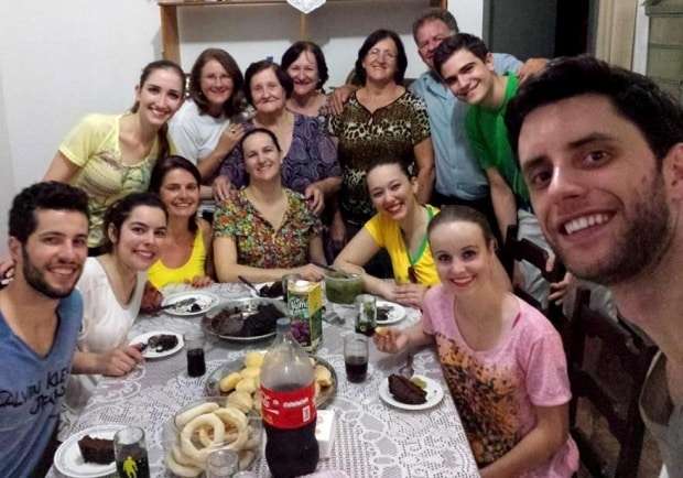 Ricardo Mazzorana: Selfie com o prefeito Valdemar Batista Costa e, os Tenores do Brasil 3 Se tem um lugar que não podemos deixar de visitar é a casa da Dona Carmen, essa simpatisíssima senhora que, junto com sua família, nos acolheu em 2006, em nossa primeira ida à Goiás.