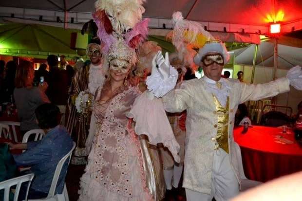 Ricardo Mazzorana: Selfie com o prefeito Valdemar Batista Costa e, os Tenores do Brasil 5 Jussara Savio e o apresentador do festival – Humberto Peixoto durante o Baile de Máscaras goiano.