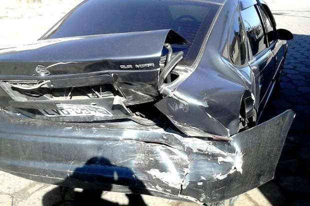 Motorista bate na traseira de Vectra estacionado em São Bento Baixo
