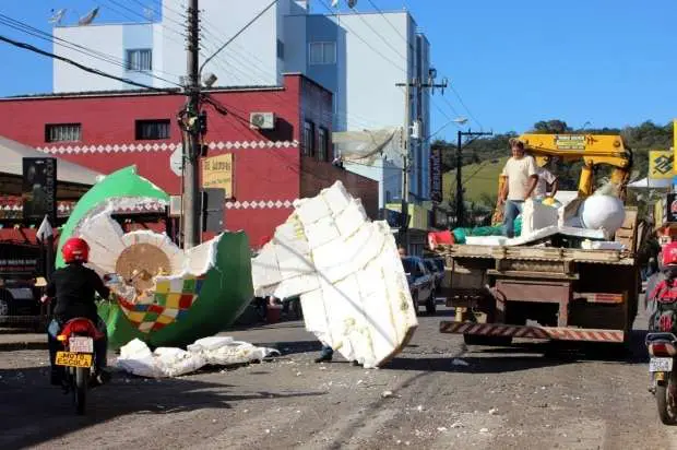 Boneca gigante do Carnevale di Venezia se quebra em acidente