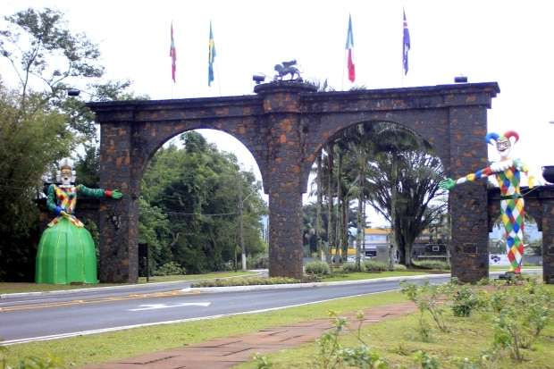 Colombina e Arlequim já dão boas vindas aos turistas 1 Colombina e Arlequim já dão boas vindas aos turistas