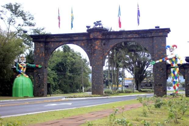 Colombina e Arlequim já dão boas vindas aos turistas