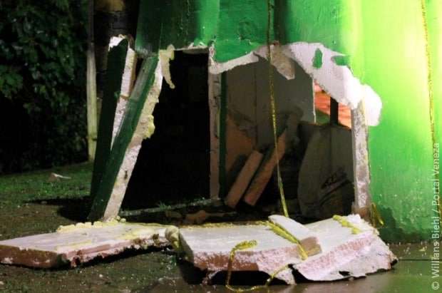 Jovem é preso depredando Colombina gigante em Nova Veneza