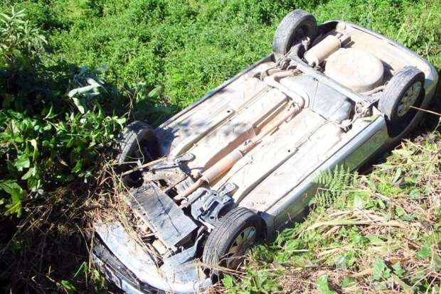 Em Nova Veneza, Padre perde controle da direção, sai da pista e capota