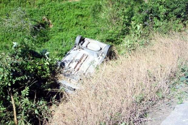 Em Nova Veneza, Padre perde controle da direção, sai da pista e capota